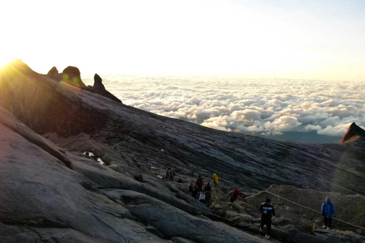 Esterno di moderno edificio residenziale di notte